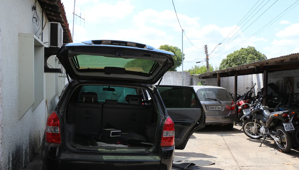 Veículo que estava escondido as drogas, arma, carregadores, e uma balança de precisão