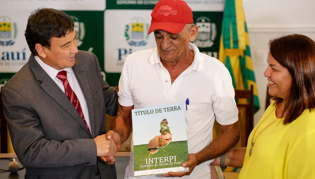 Wellington Dias entrega posse de terras
