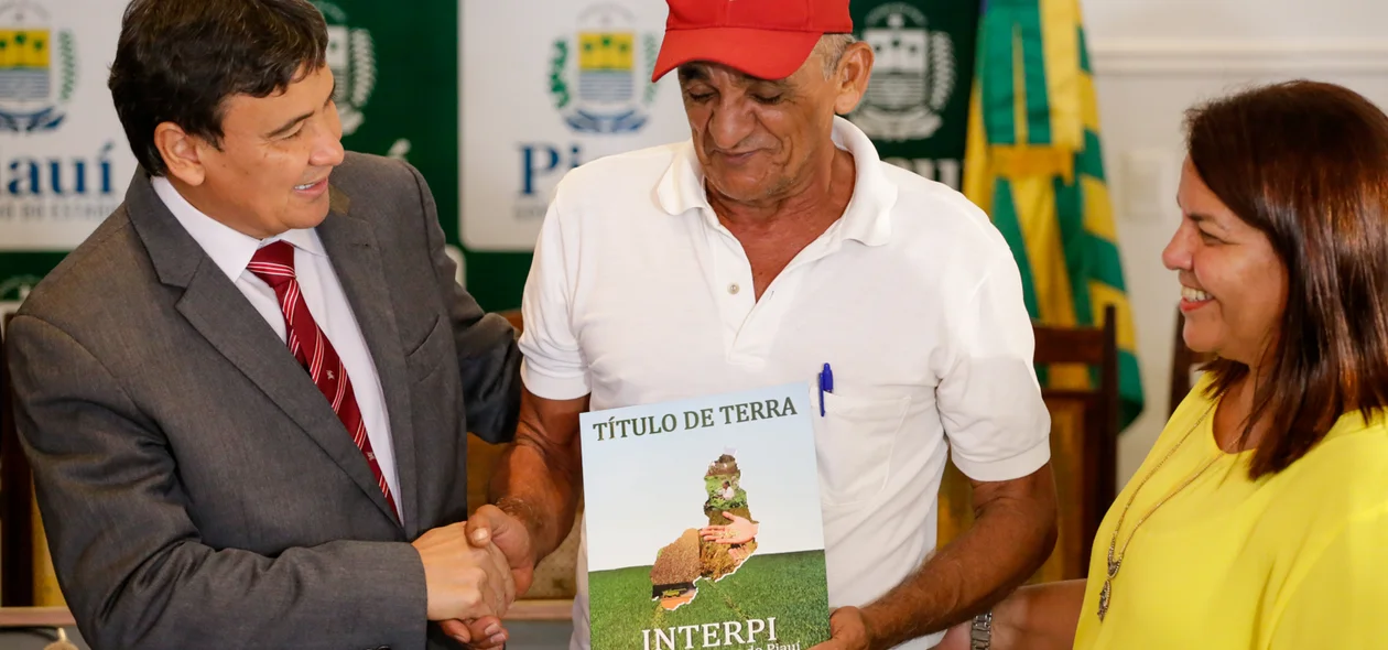 Wellington Dias entrega posse de terras