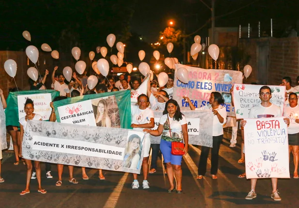 Familiares de Milena Amanda fazem caminhada em Teresina