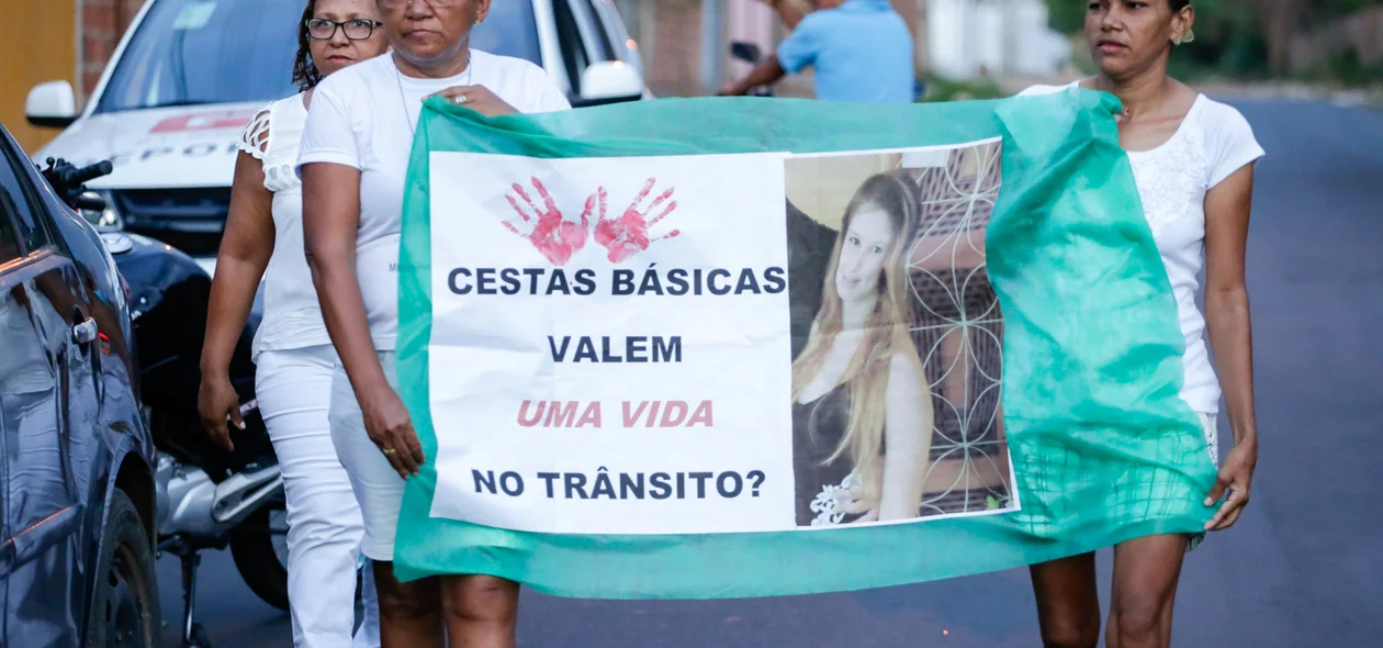 Amigas de Milena demonstram sentimento de revolta pelas ruas