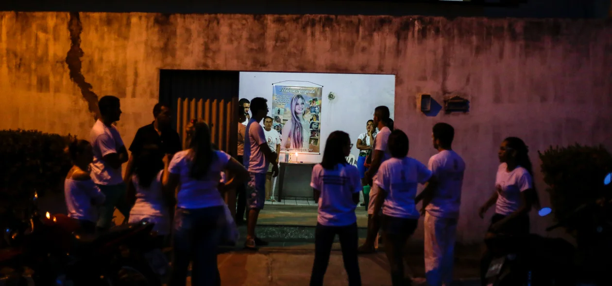Amigos e Familiares se reuniram na casa da mãe de Milena