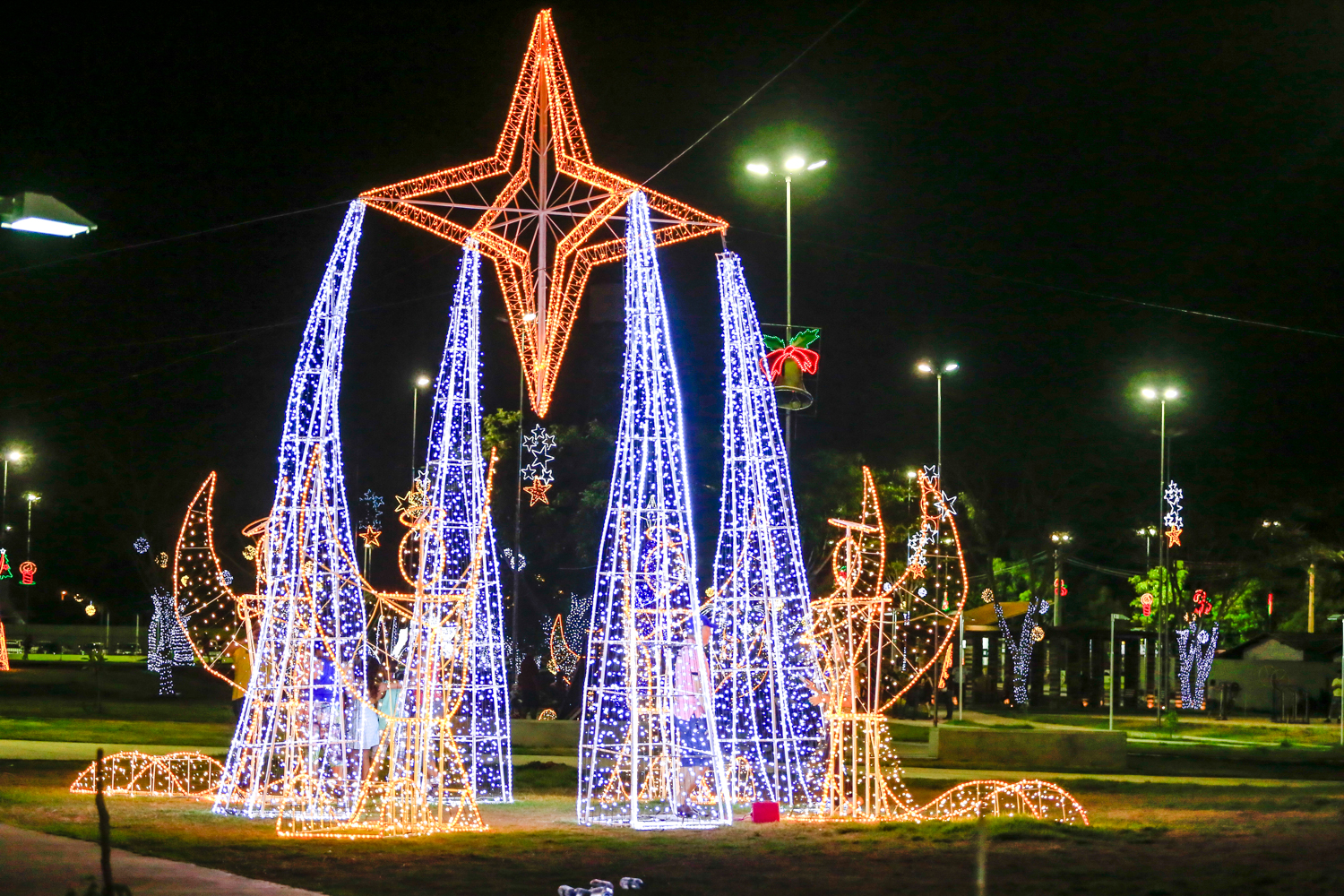 Parque Linear também recebe decoração natalina - Vero