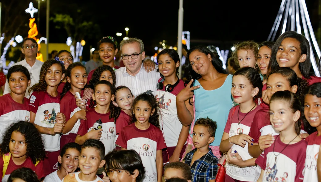 Firmino tira foto com crianças no parque da cidadania