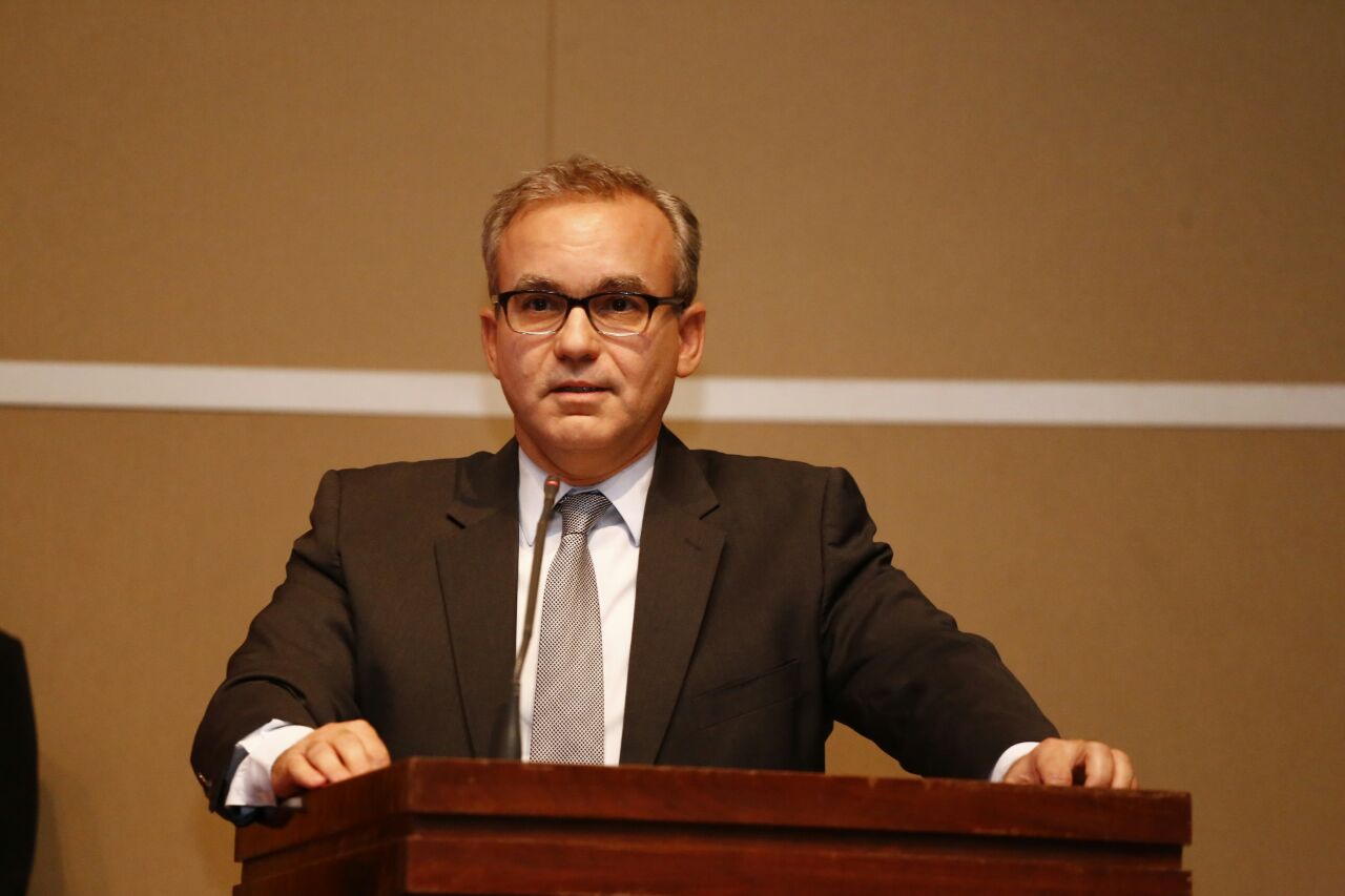 Firmino faz discurso em solenidade de diplomação