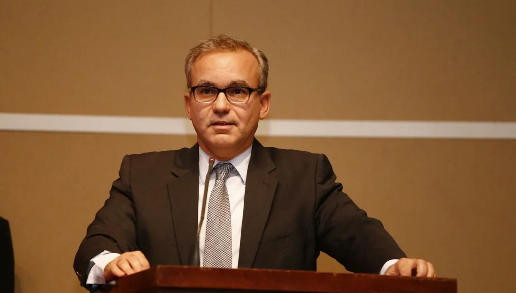 Firmino faz discurso em solenidade de diplomação