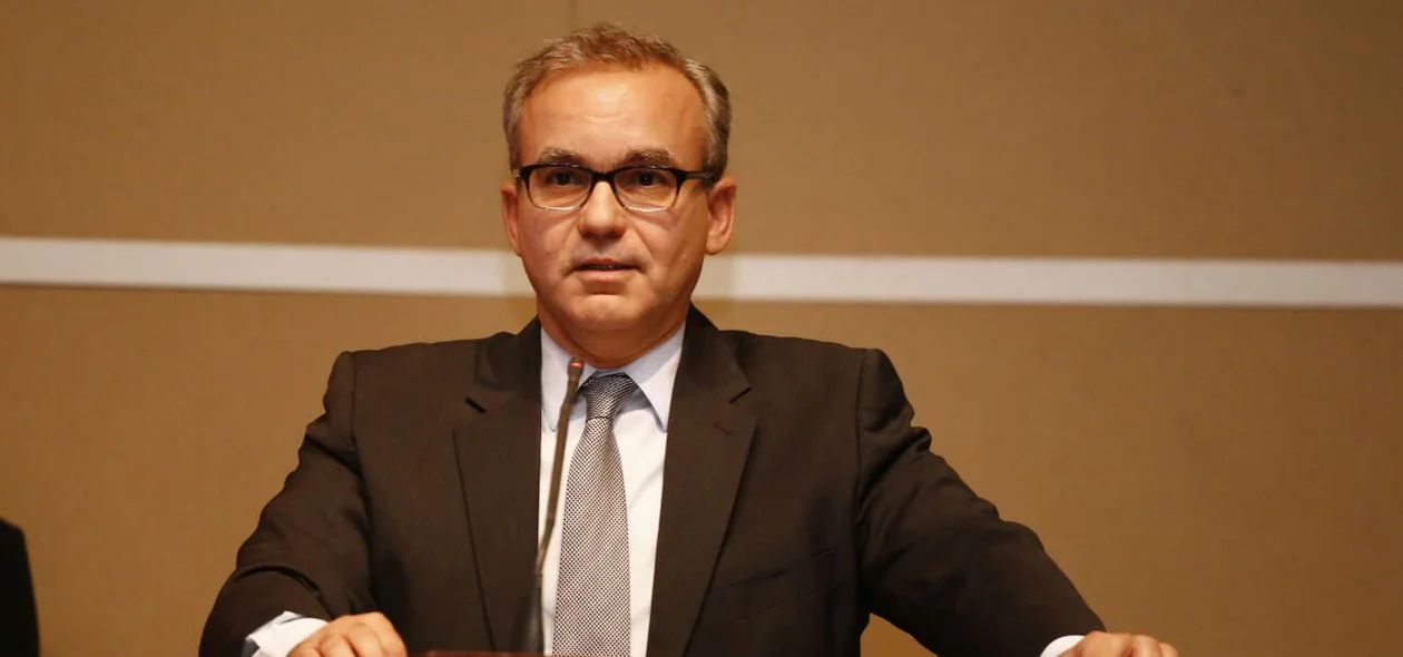 Firmino faz discurso em solenidade de diplomação