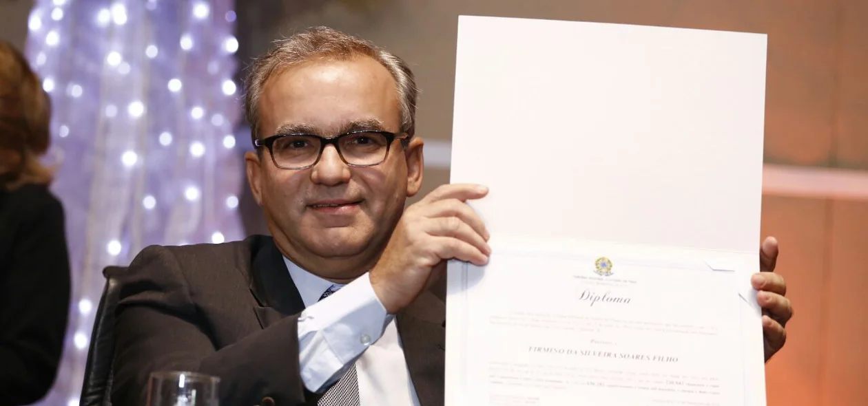 Firmino Filho recebe diploma da Justiça Eleitoral