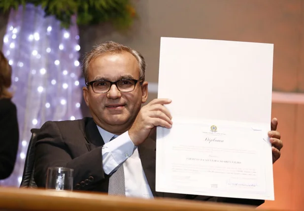 Firmino Filho recebe diploma da Justiça Eleitoral