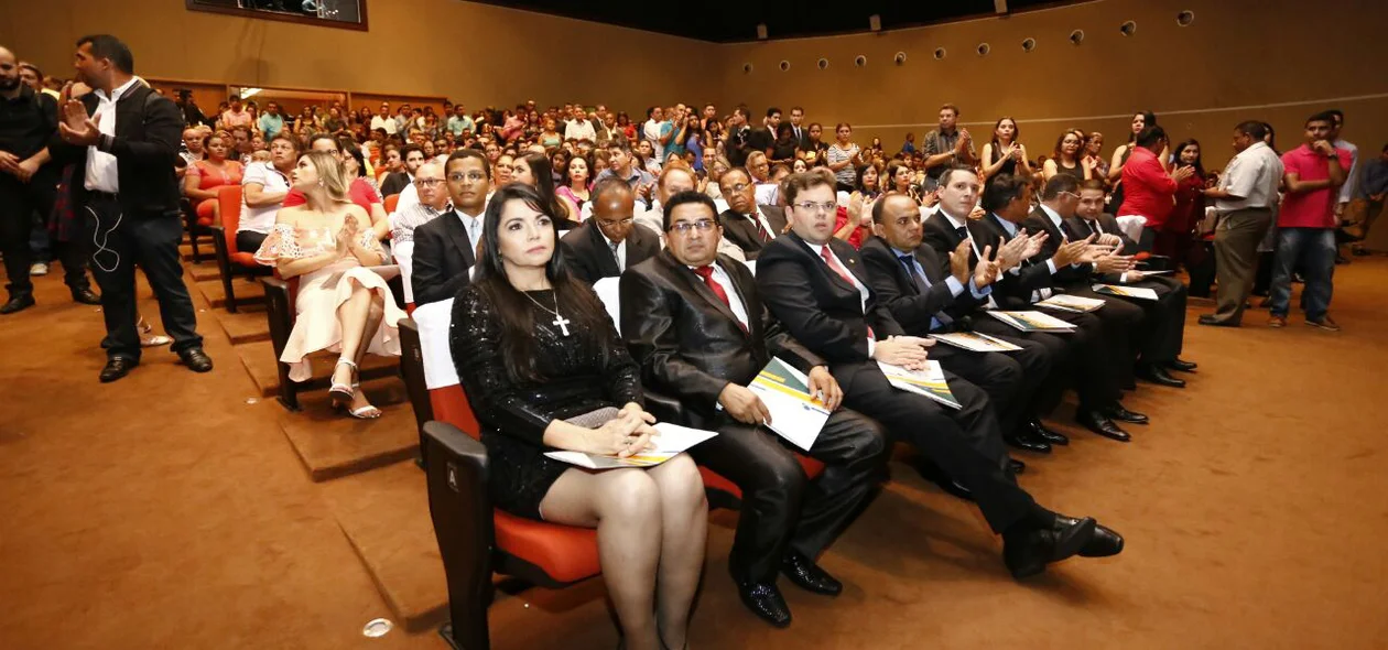 Vereadores e suplentes são diplomados em Teresina