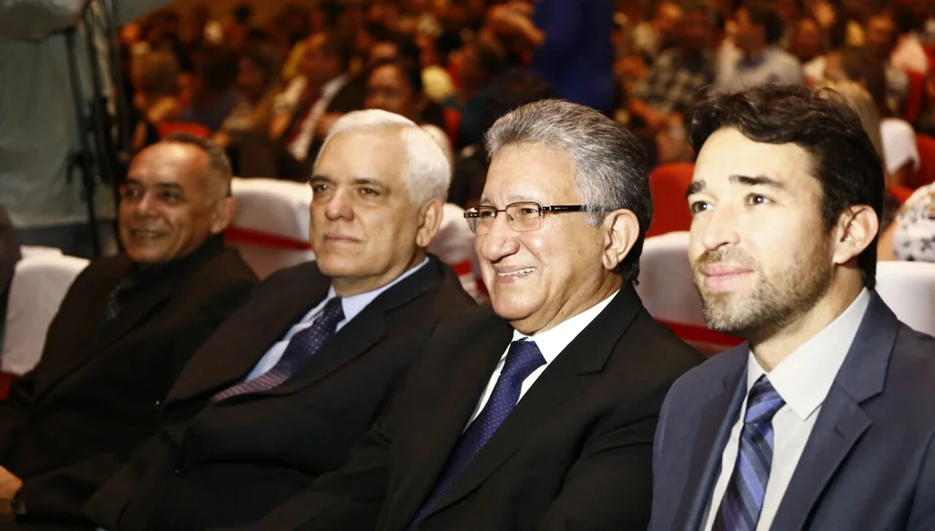 vice-prefeito Luiz Junior ao lado de Themístocles (à esquerda) e Marden Meneses (à direita)