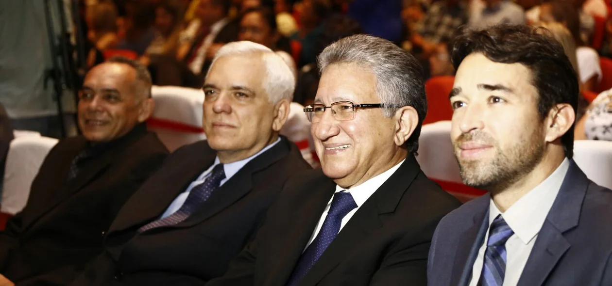 vice-prefeito Luiz Junior ao lado de Themístocles (à esquerda) e Marden Meneses (à direita)