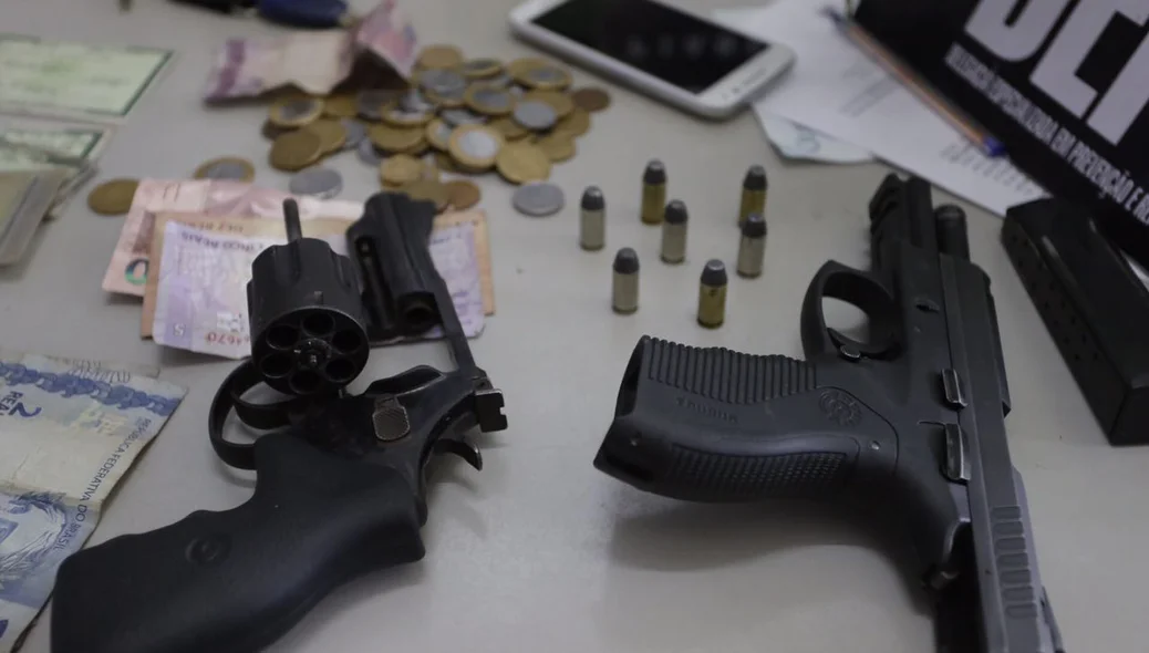 Armas de fogo e dinheiro