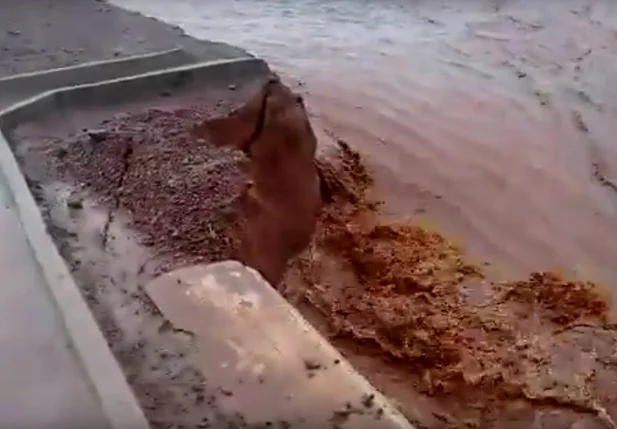 Cheia em riacho provoca estrago na PI de Canto do Buriti