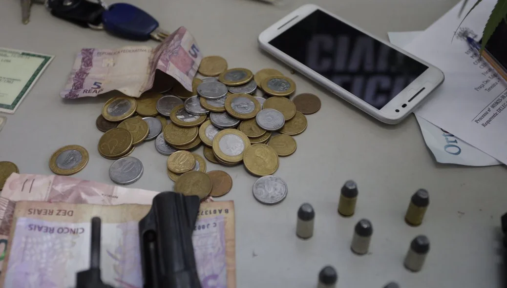 Dinheiro, armas e munições