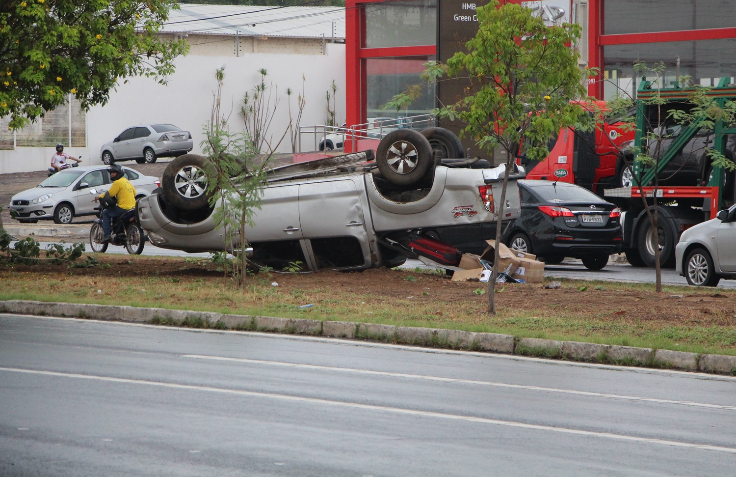 Carro tombou no canteiro central
