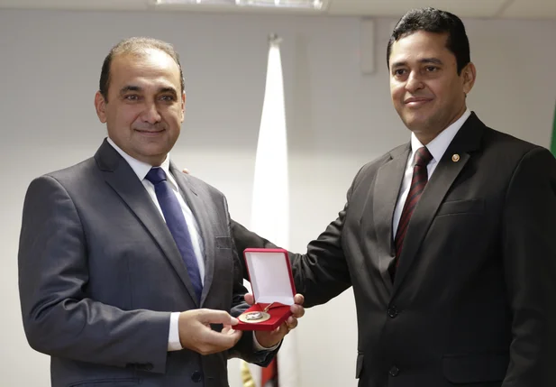 Erivan Lopes recebe medalha Darcy Araujo