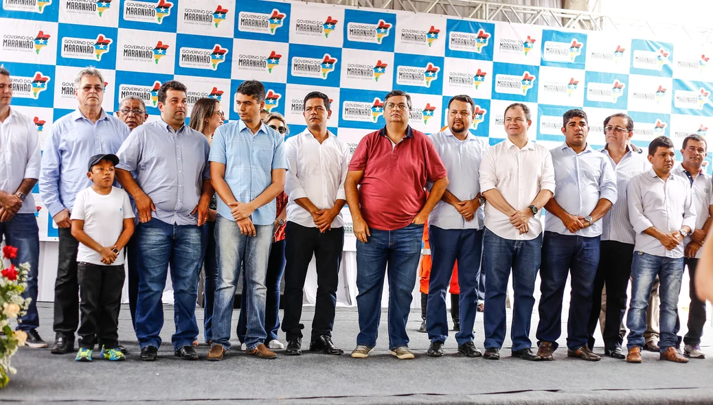 Autoridades na inauguração da praça São José  