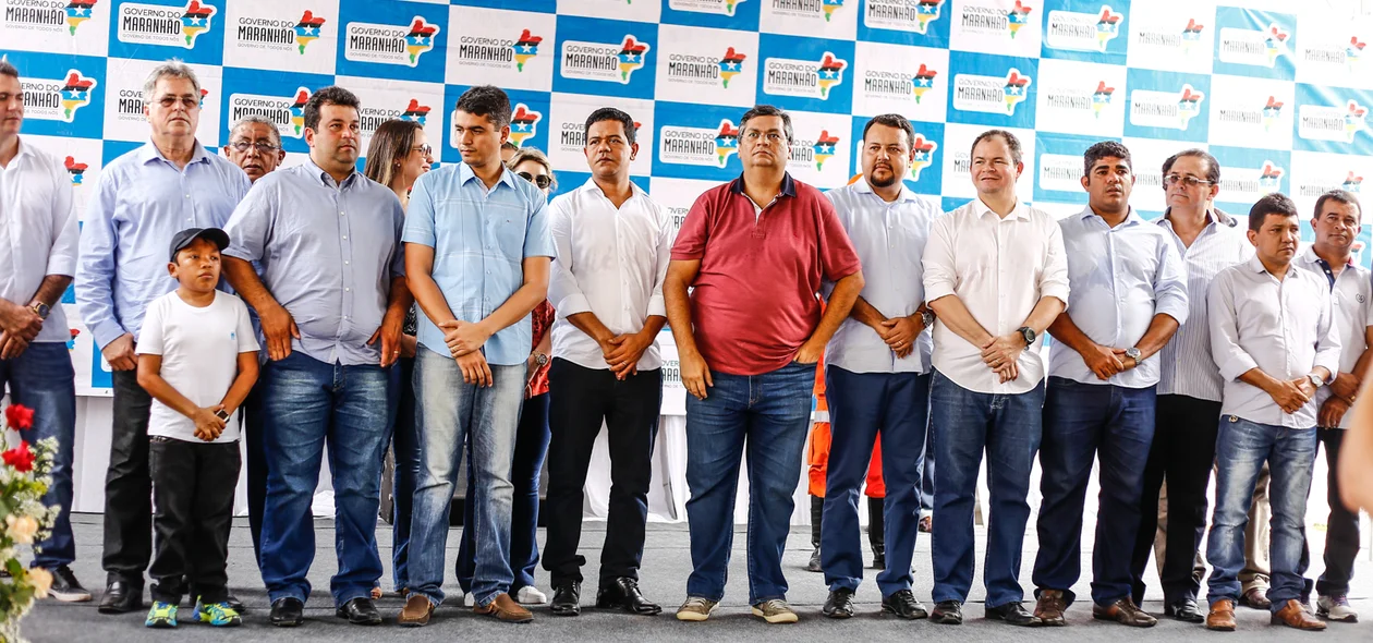 Autoridades na inauguração da praça São José  