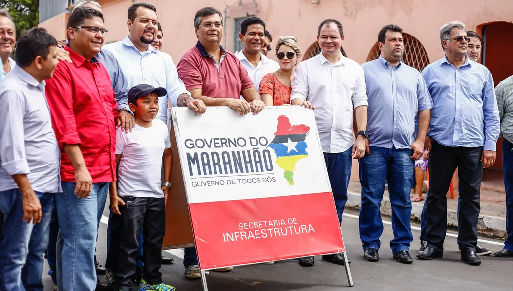 Autoridades visitando obras de asfalto em Timon 