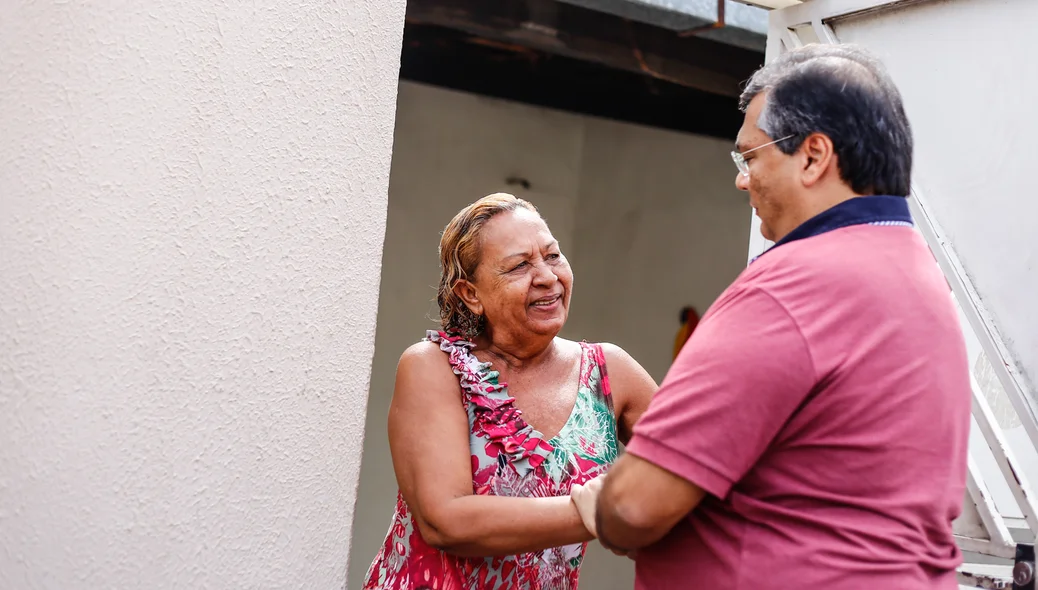 Governador cumprimenta o povo 