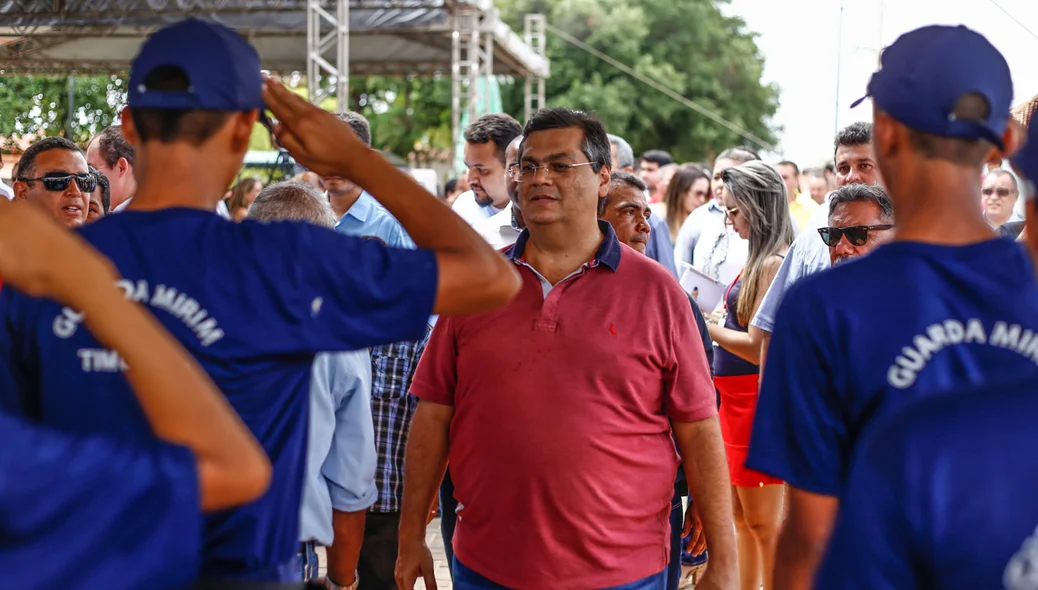 Guarda Municipal batendo continência para Governador  