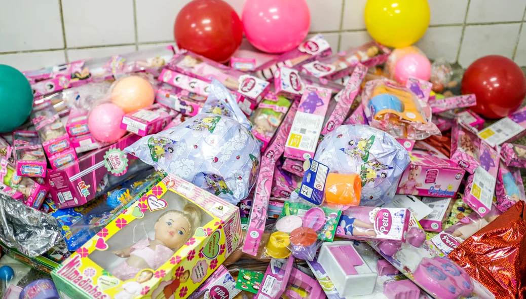 Brinquedos femininos para serem distribuidos