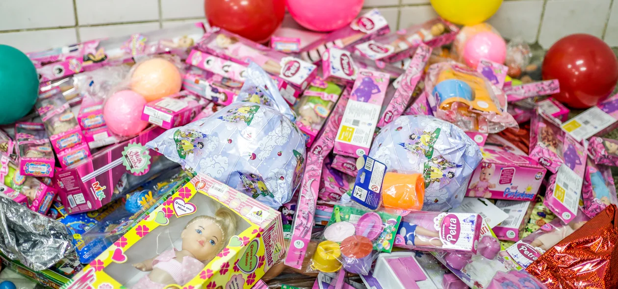 Brinquedos femininos para serem distribuidos