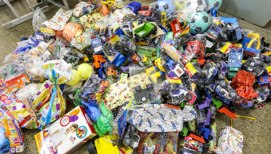 Brinquedos masculinos para serem distribuidos