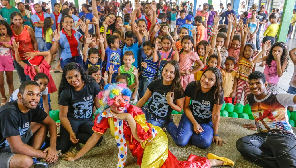 Crianças felizes participam das brincadeiras
