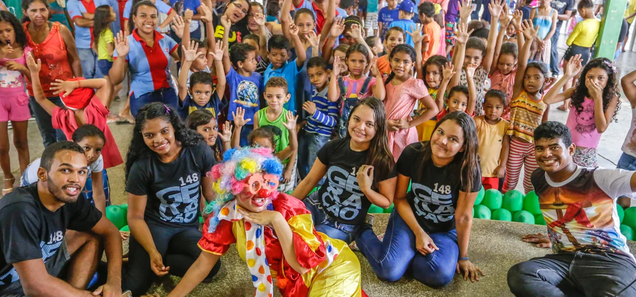 Crianças felizes participam das brincadeiras