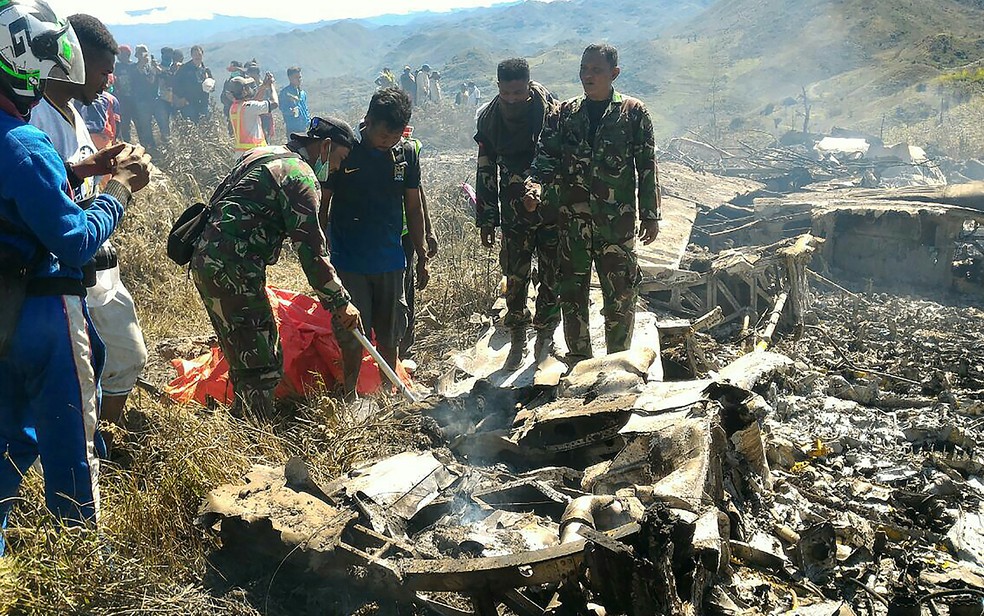 Equipes analisam os destroços do avião