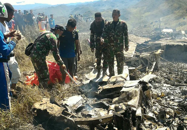 Equipes analisam os destroços do avião