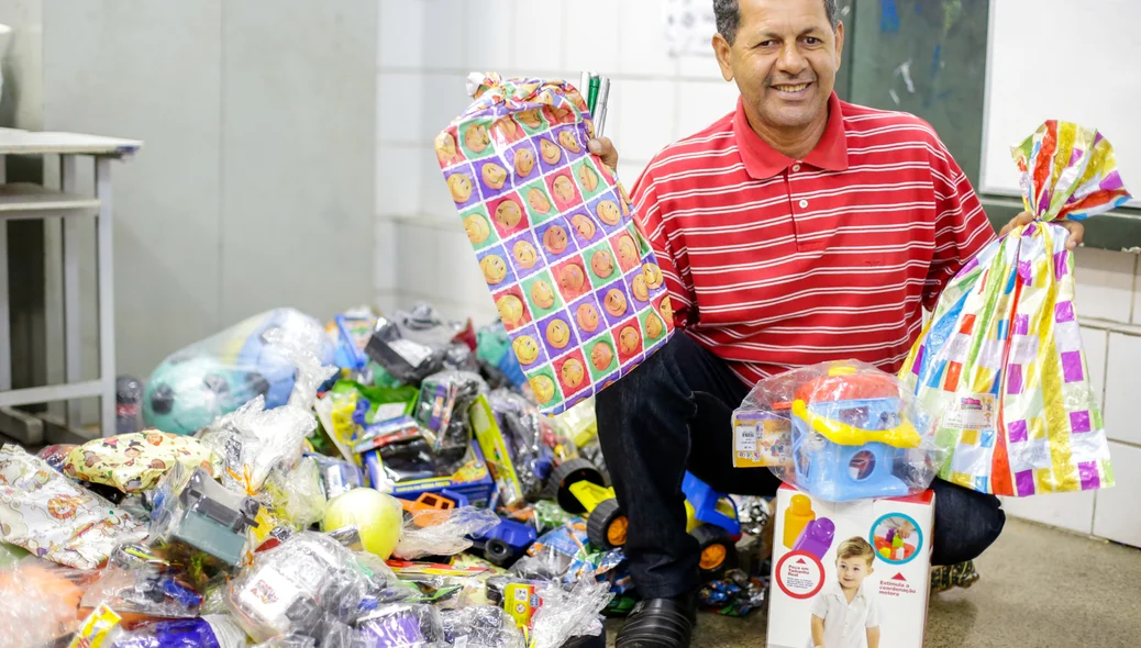 Irmão Gilvan tira foto com os presentes