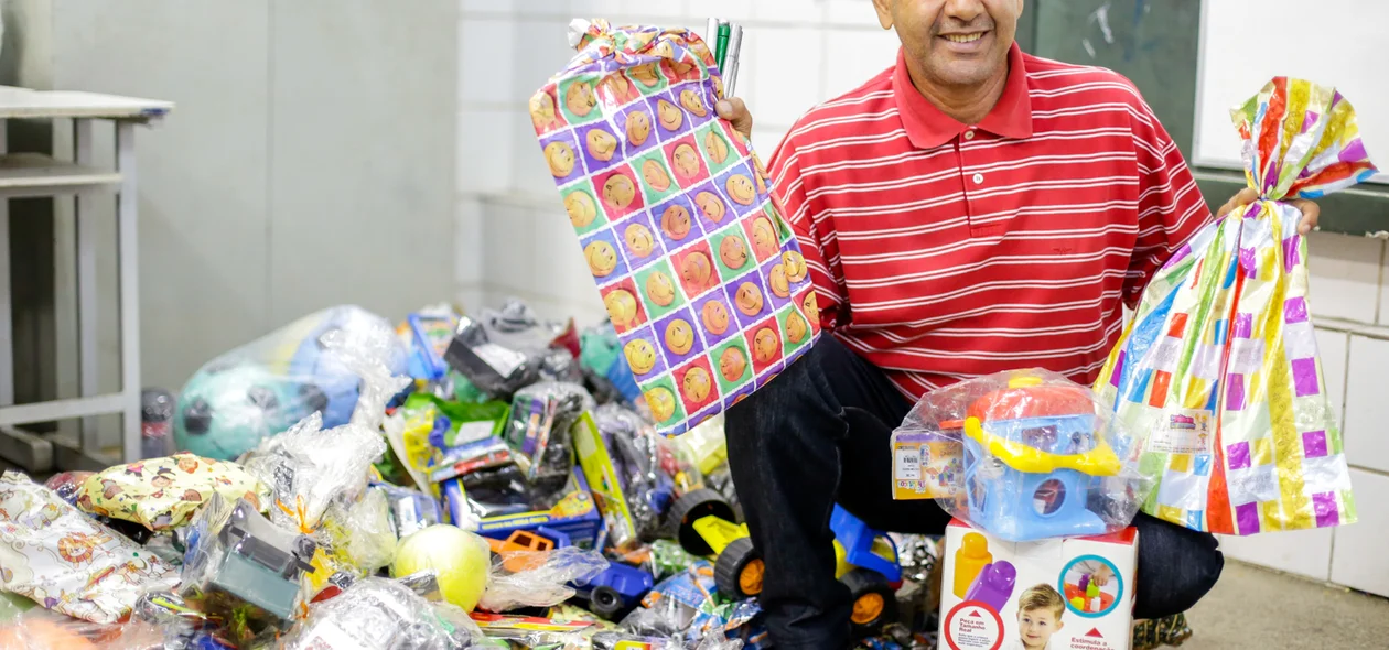 Irmão Gilvan tira foto com os presentes