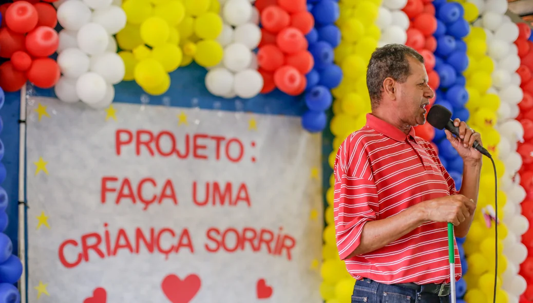 Irmão Gilvan falando para as crianças
