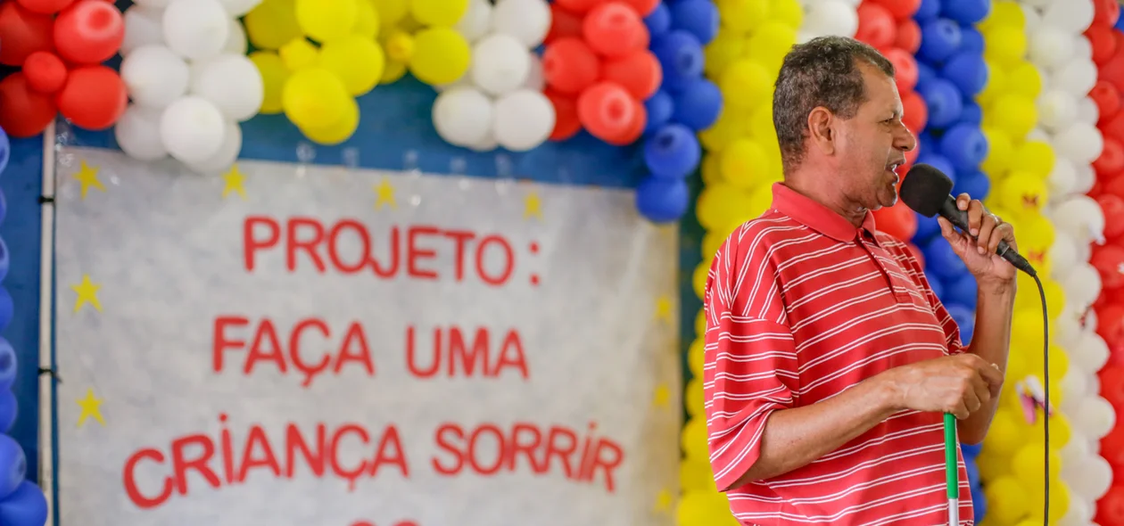Irmão Gilvan falando para as crianças