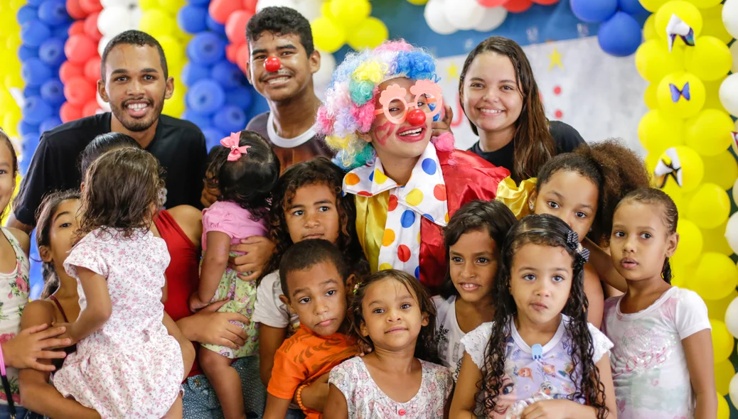 Palhaços e animadores alegrando as crianças