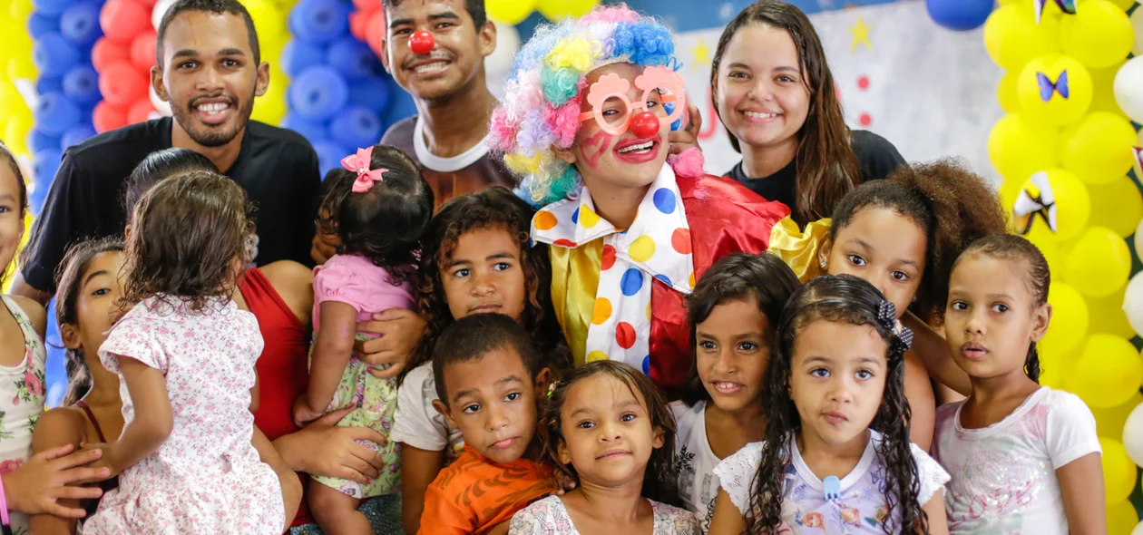 Palhaços e animadores alegrando as crianças