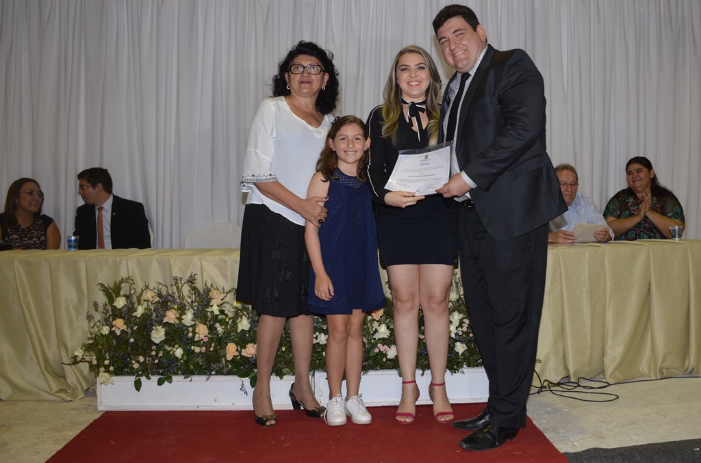 Presidente da Câmara Hugo Victor recebe diploma ao lado da familiares