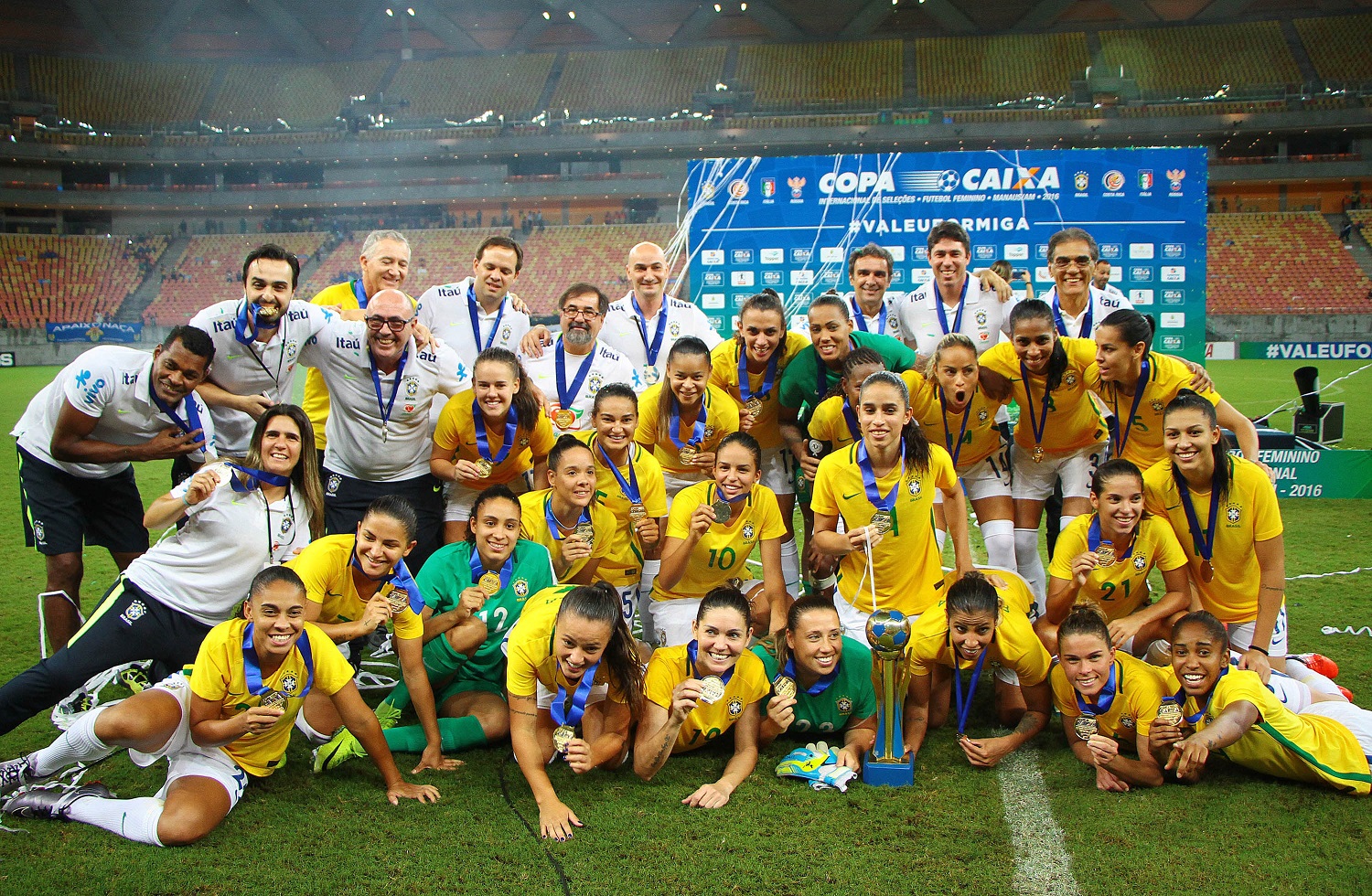 Brasileiras comemoram a conquista de mais um título
