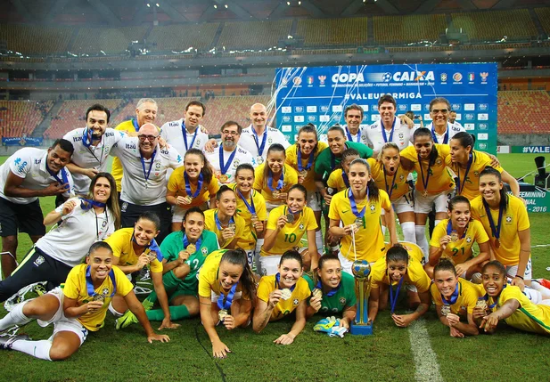 Brasileiras comemoram a conquista de mais um título