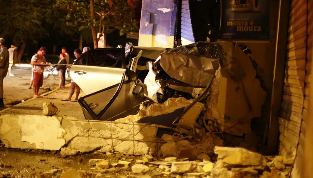 Carro ficou destruído