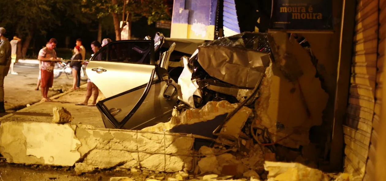 Carro ficou destruído