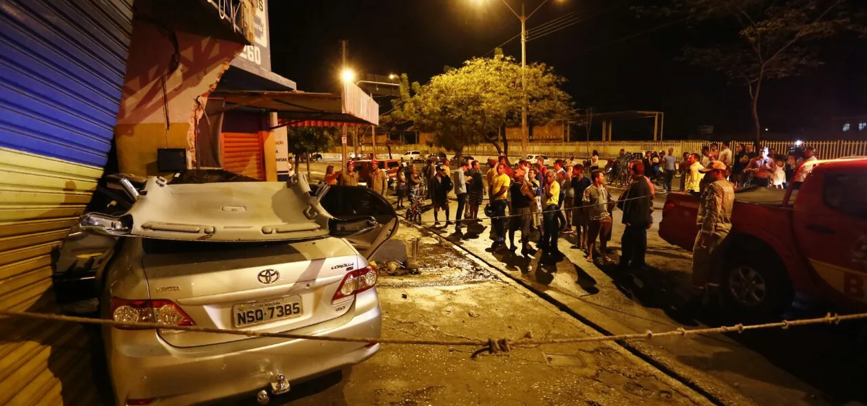 Corolla ficou destruído