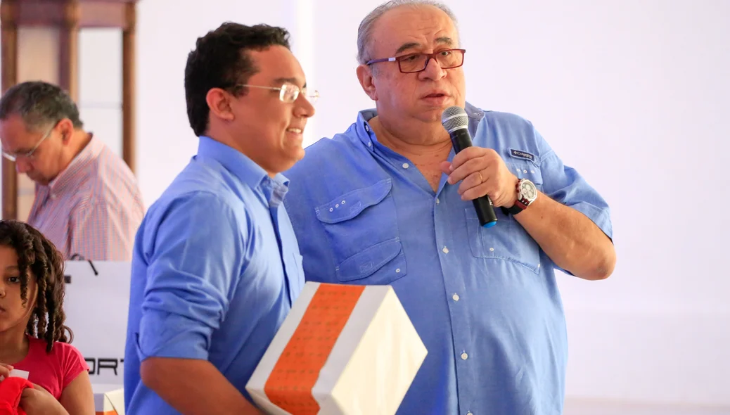 Heráclito Fortes entrega prêmio