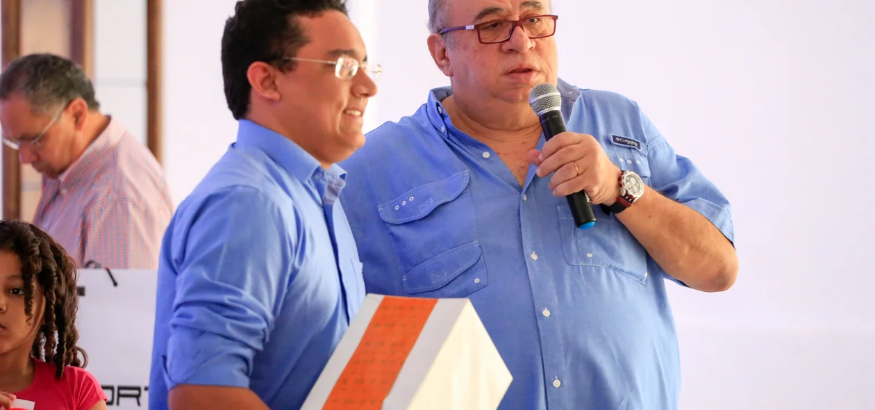 Heráclito Fortes entrega prêmio