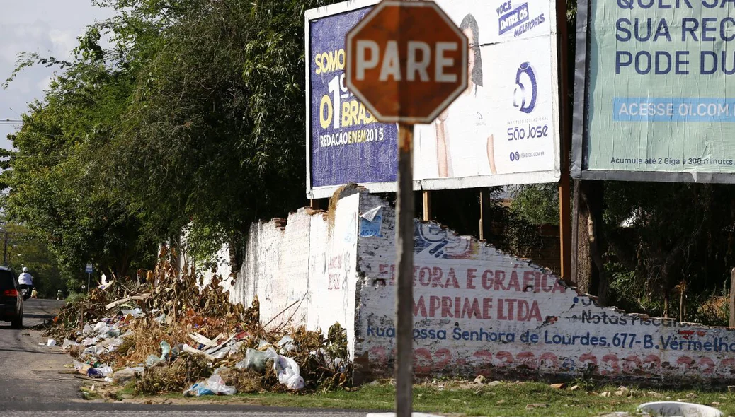 Entulho acumulado ao lado de terreno abandonado