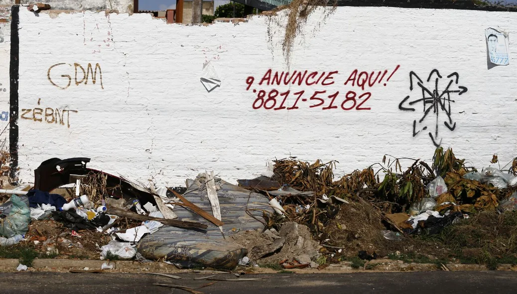 Entulho descartado irregularmente ao lado de terreno abandonado