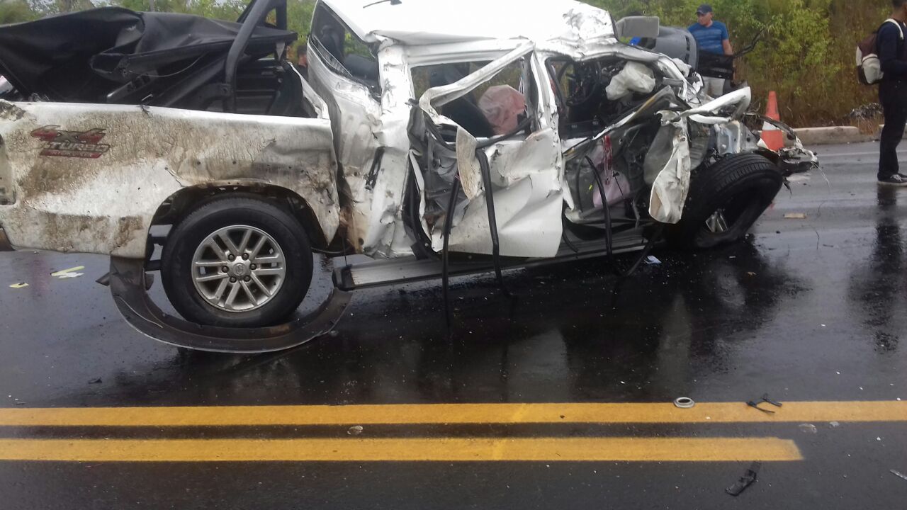 Hilux ficou destruída com o impacto da colisão